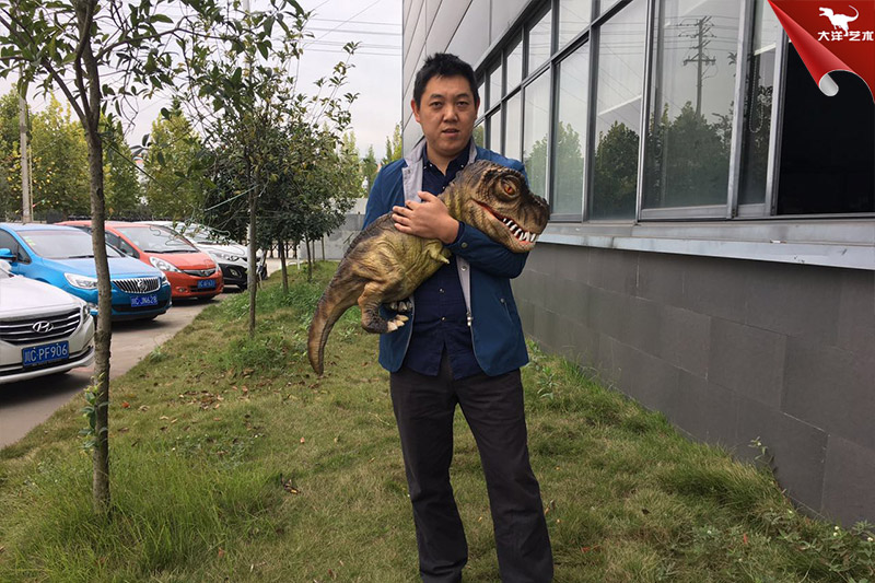 恐龍手偶，抱在手里的恐龍
