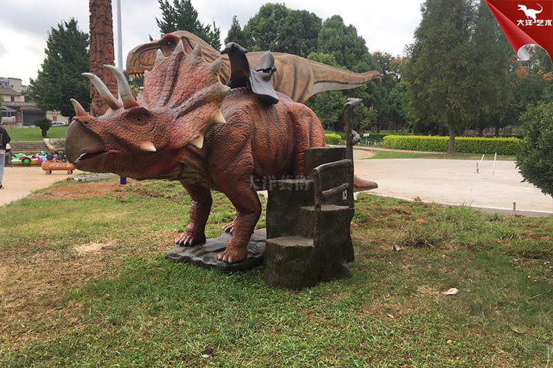 廣場(chǎng)公園乘騎仿真恐龍，仿真三角龍